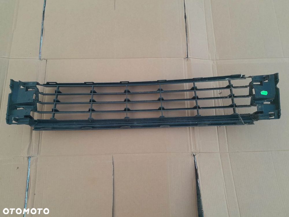 KRATKA ŚRODKOWA VW POLO V LIFT 6C0 ZDERZAKA PRZEDNIEGO PRZÓD - 2