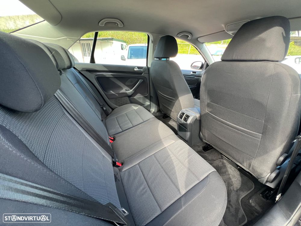 VW Jetta 1.6 TDi Confortline - 10