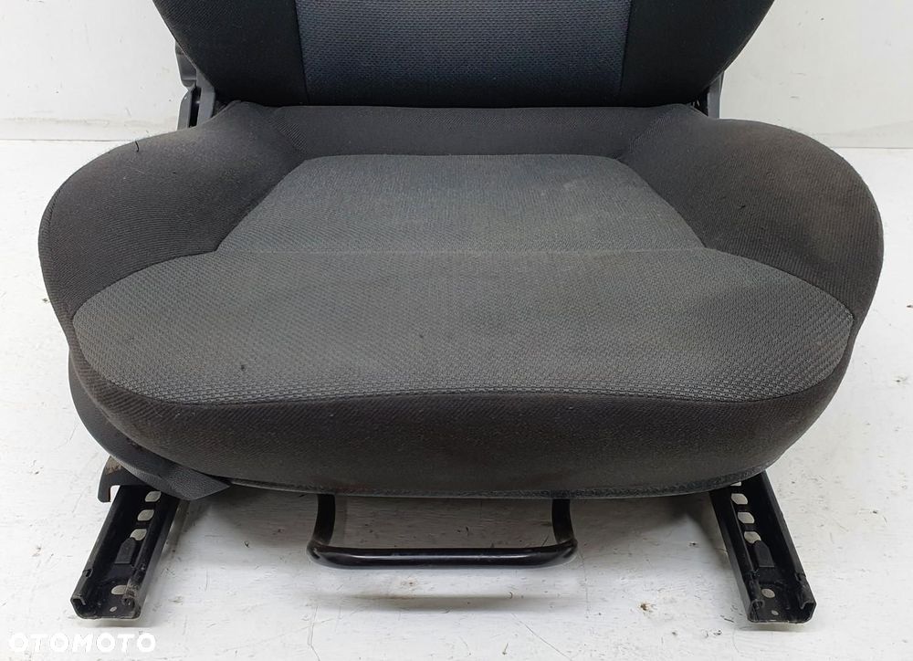 FOTEL PRAWY PRZÓD PRZEDNI PASAŻERA OPEL ASTRA III H EUROPA - 2