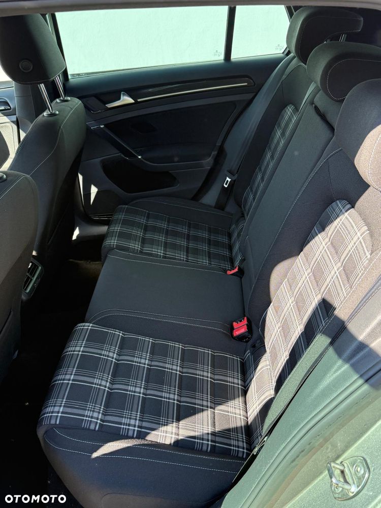 Volkswagen Golf - 11