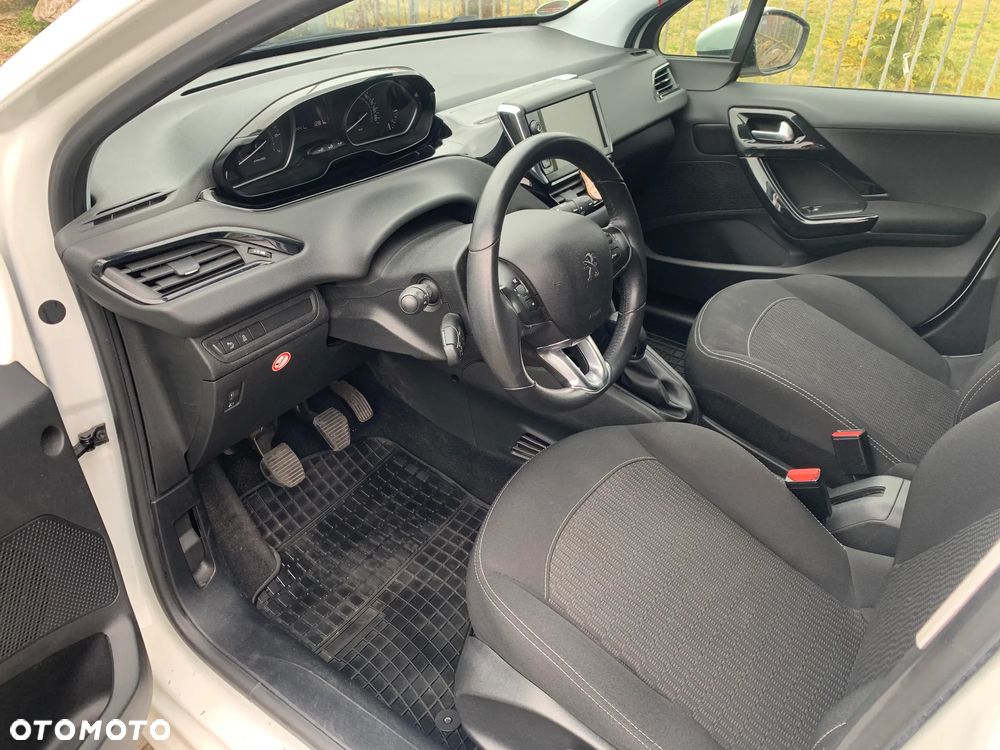 Peugeot 208 - 5