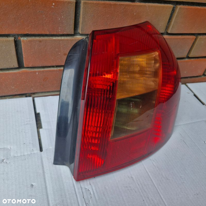 TOYOTA COROLLA E12 02-04 H/B LAMPA PRAWA TYŁ - 3