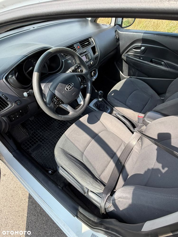 Kia Rio 1.2 L - 6
