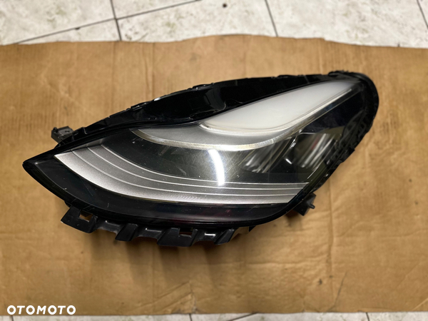 PRZEDNIA LAMPA LEWA TESLA MODEL 3 PRZED LIFT WERSJA EU. 1077375-40-B.