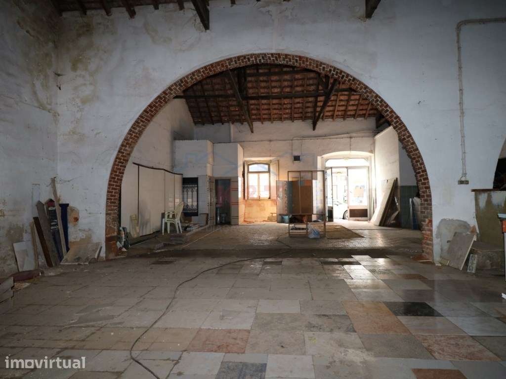 Armazém com 541m2 por recuperar no Largo Gil Eanes - Grande imagem: 3/14