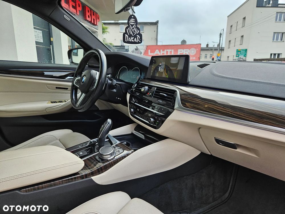 BMW Seria 5 520d xDrive M Sport sport - 9