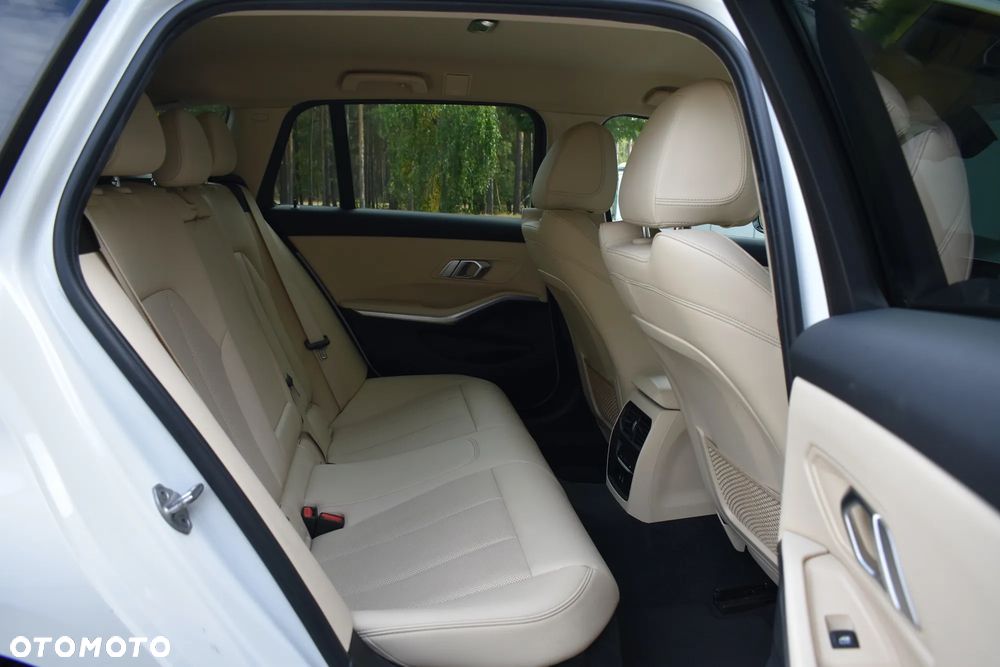 BMW Seria 3 320e Luxury Line - 22