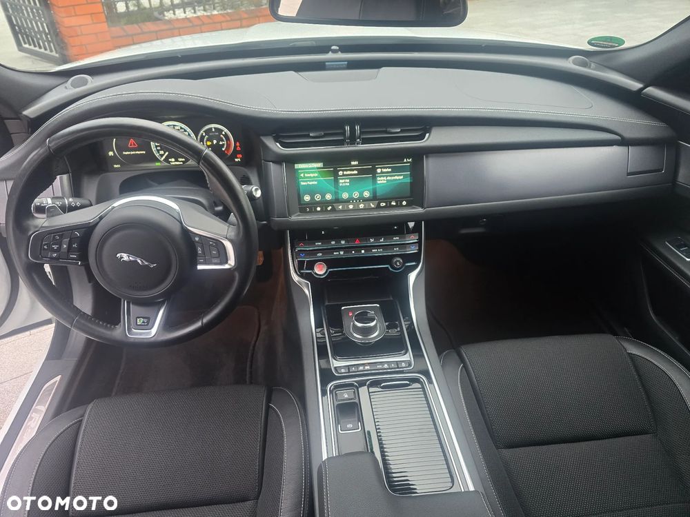 Jaguar XF 30d R-Sport - 12