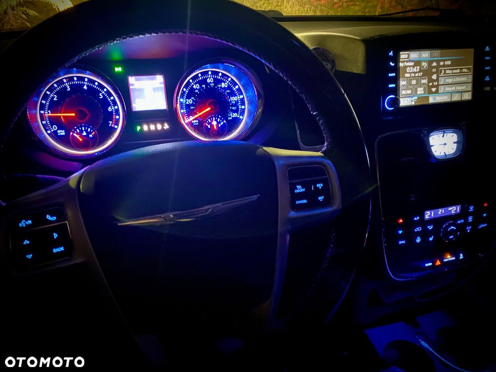 Chrysler Town & Country - 6