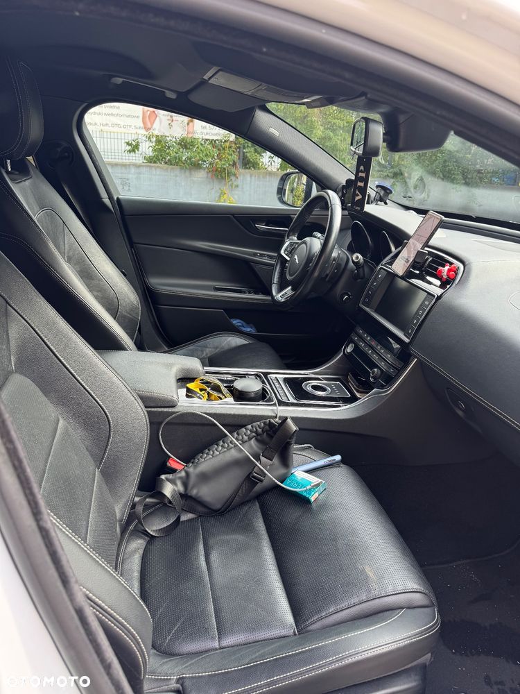 Jaguar XE 2.0 D R-Sport - 14