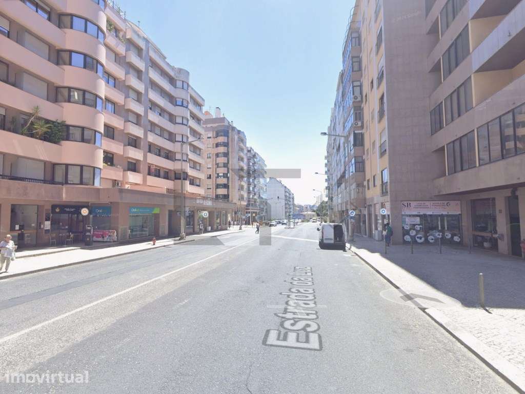 Prédio / Clínica para Venda nas Laranjeiras, Lisboa - Grande imagem: 2/4
