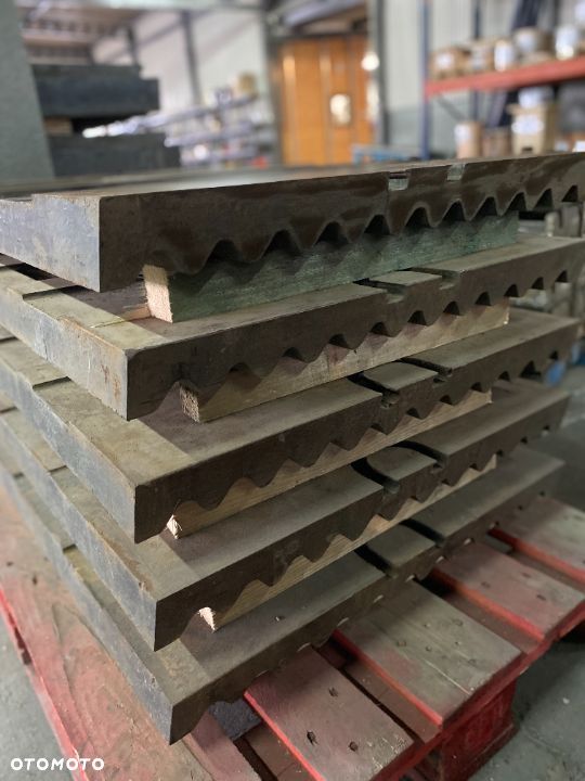 DCJ 1033 komplet szczęk do kruszarki 18%Mn - 2