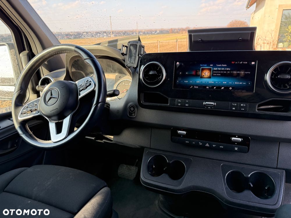 Mercedes-Benz 319 - 8