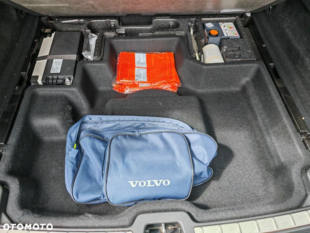 Volvo XC 60 B4 D AWD Momentum Pro - 19