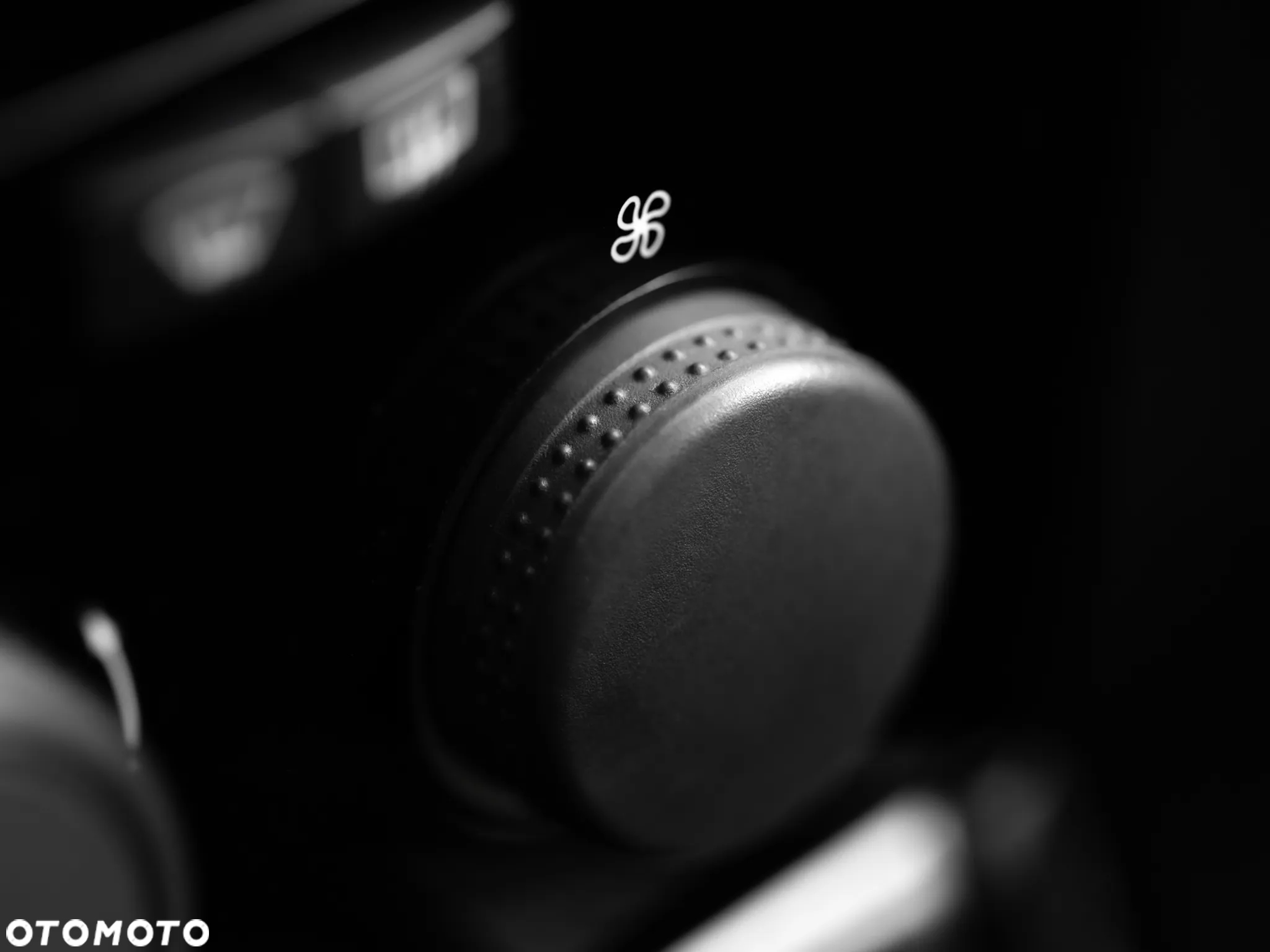Opel Astra GTC 1.6 Black&White - 26