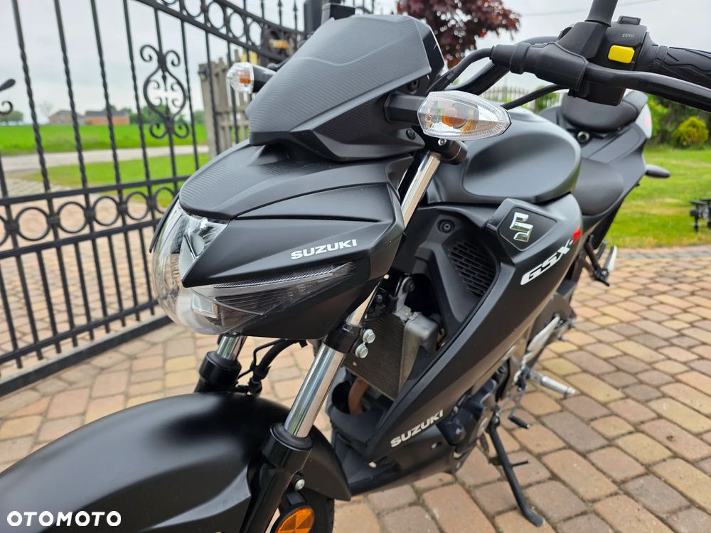 Suzuki GSX - 16