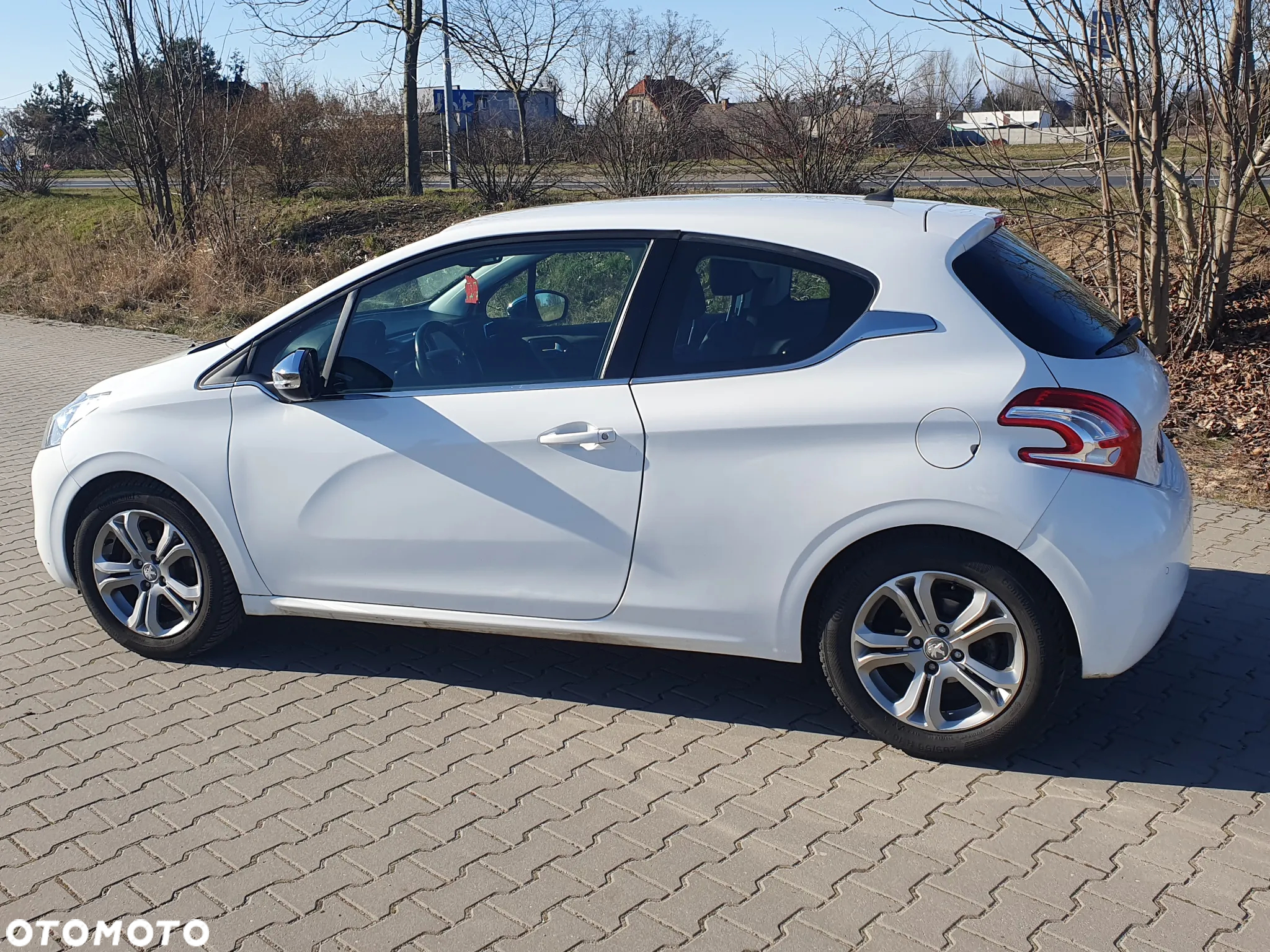 Peugeot 208 - 11