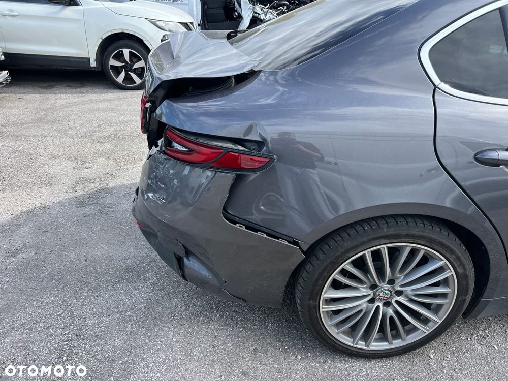 Alfa Romeo Giulia 2.2 - 5