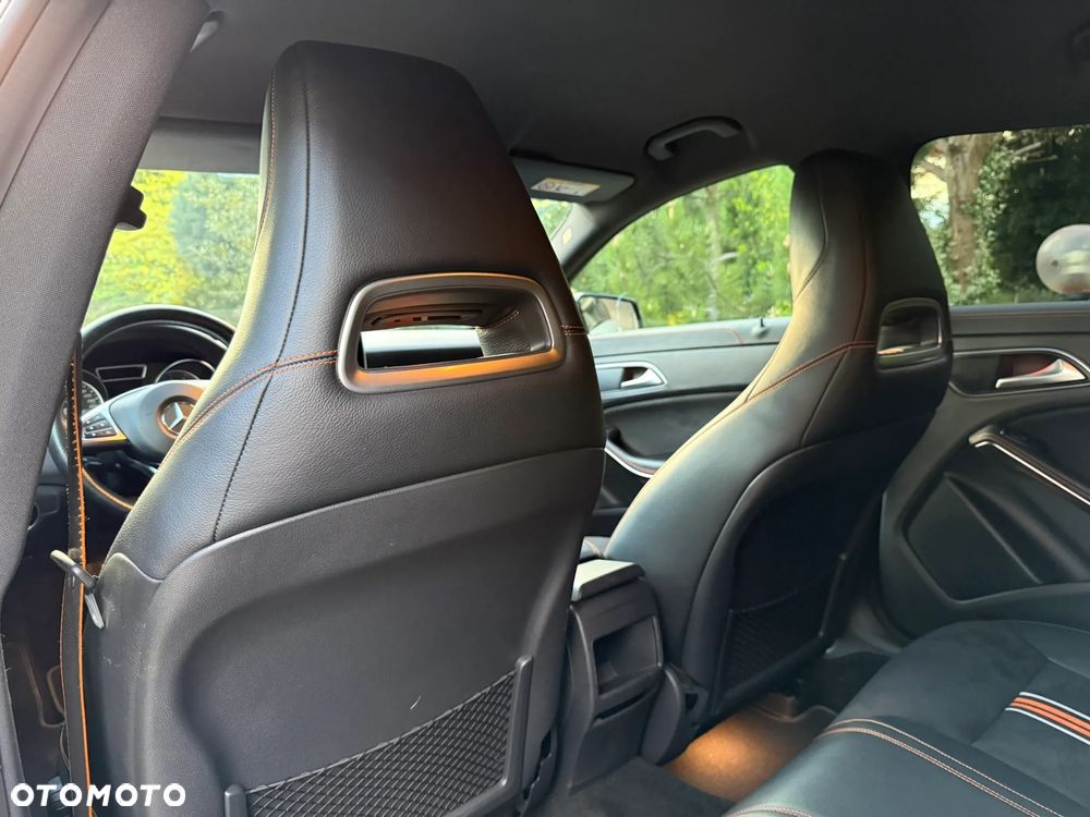 Mercedes-Benz CLA 200 7G-DCT Orange Art Edition - 26