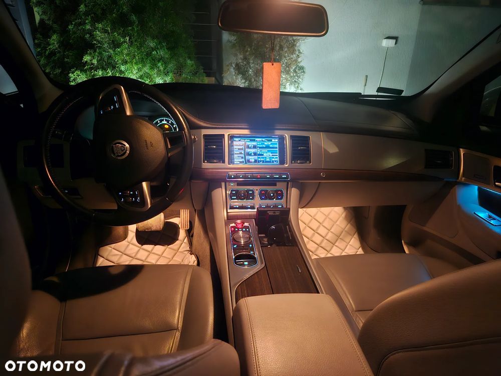 Jaguar XF 2.0 T Premium Luxury - 26