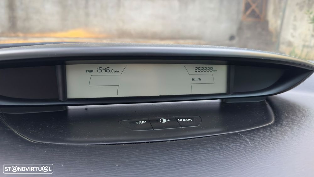 Citroën C4 1.4 16V SX - 8