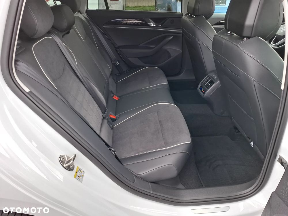 Volkswagen Passat Variant 2.0 TDI SCR DSG Elegance - 12