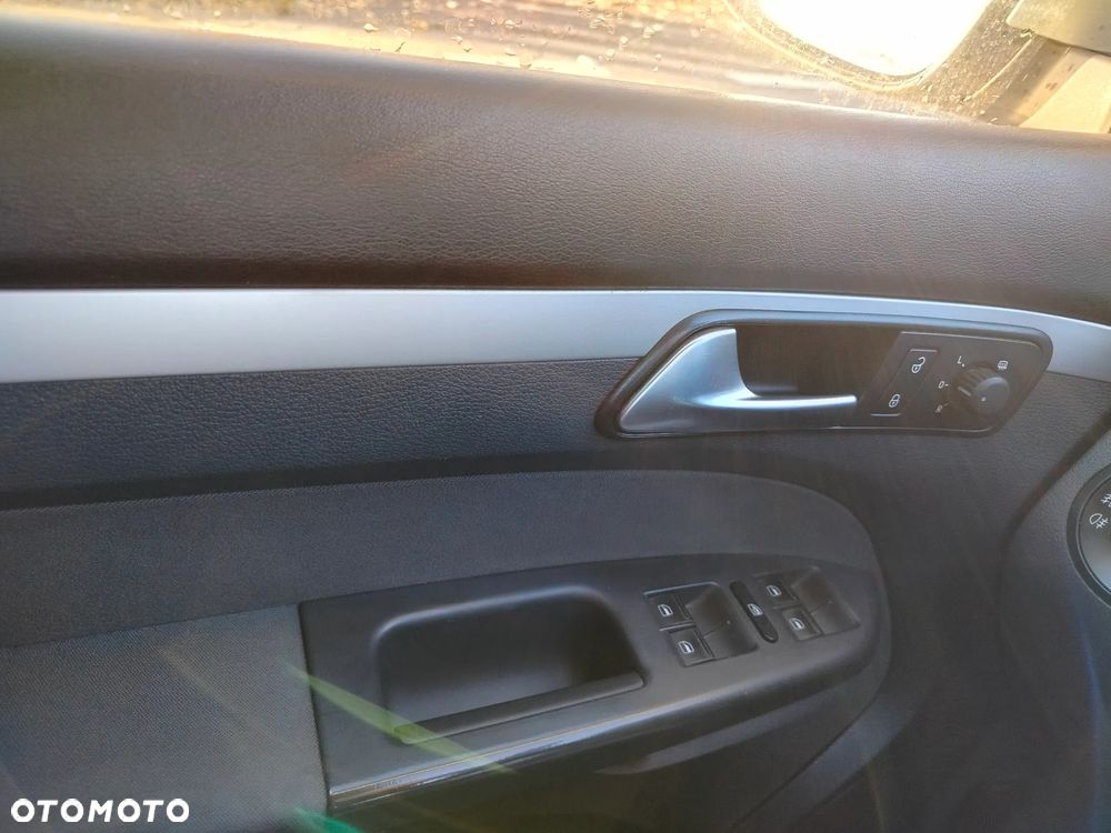 Volkswagen Touran 1.6 TDI DPF BlueMotion Technology Comfortline - 9