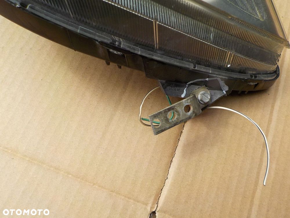 lampa prawy przód toyota yaris II EUROPA 81110-0D350 - 2