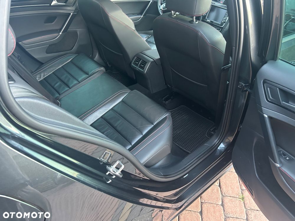 Volkswagen Golf - 11