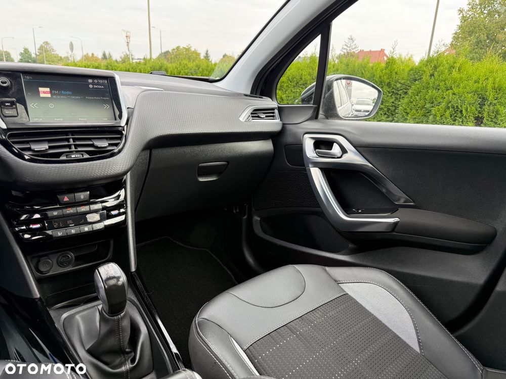 Peugeot 2008 1.2 Pure Tech Allure S&S - 11