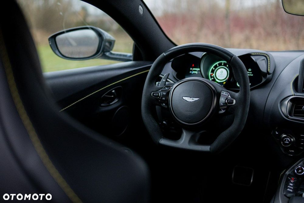 Aston Martin Vantage - 22