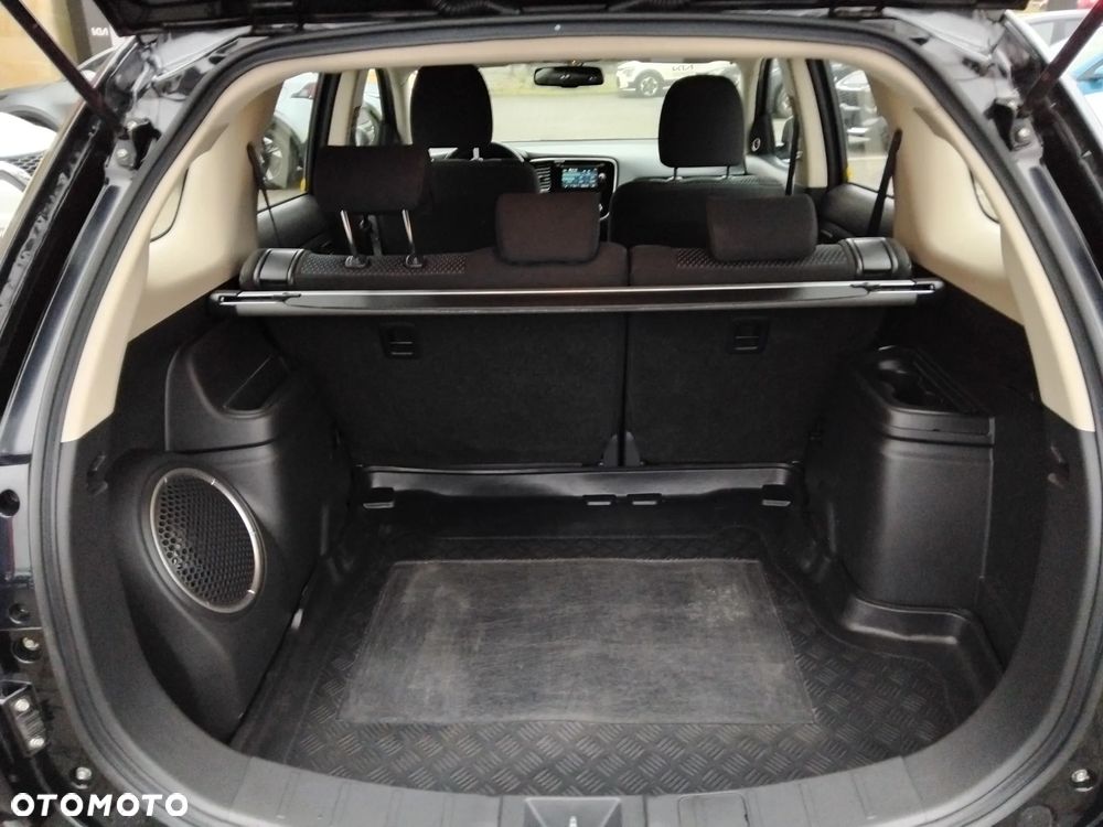 Mitsubishi Outlander 2.0 Invite + 2WD - 24