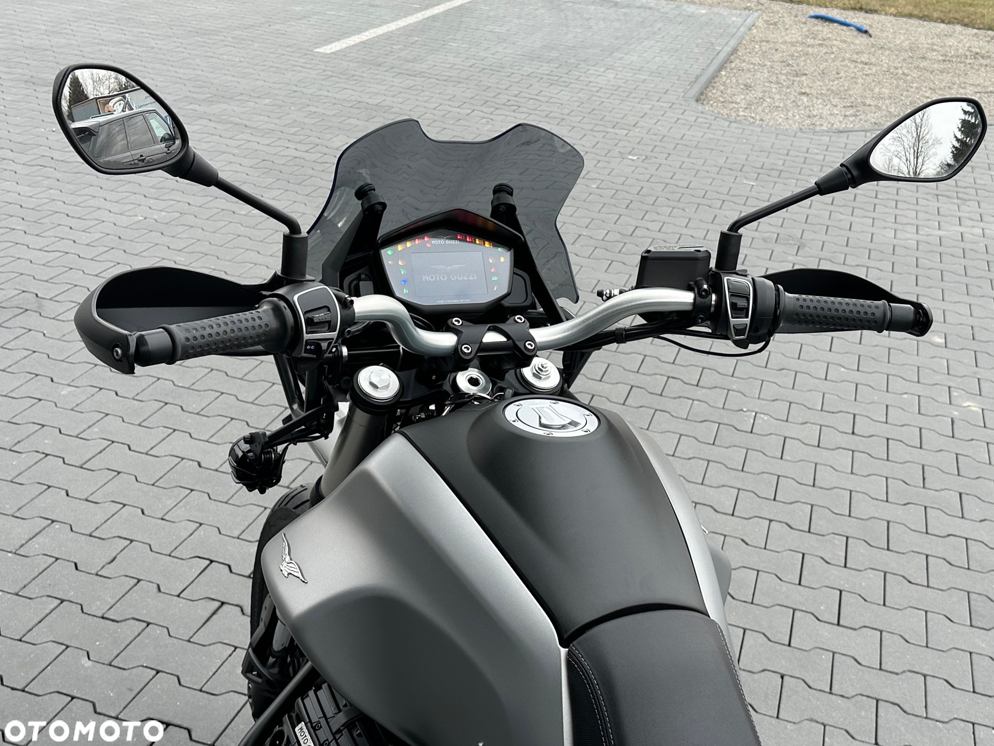 Moto Guzzi V85 - 24