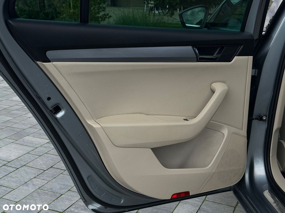 Skoda Superb 2.0 TDI Sportline DSG - 33