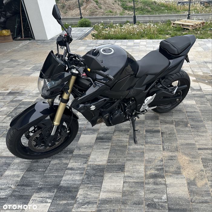 Suzuki GSR - 3