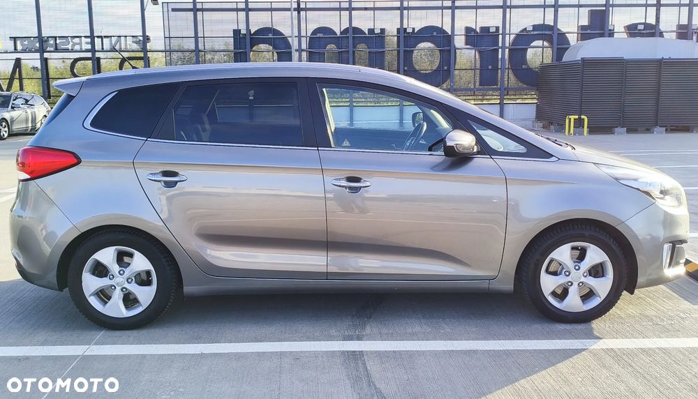 Kia Carens - 4