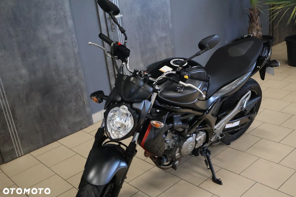 Suzuki Gladius - 4