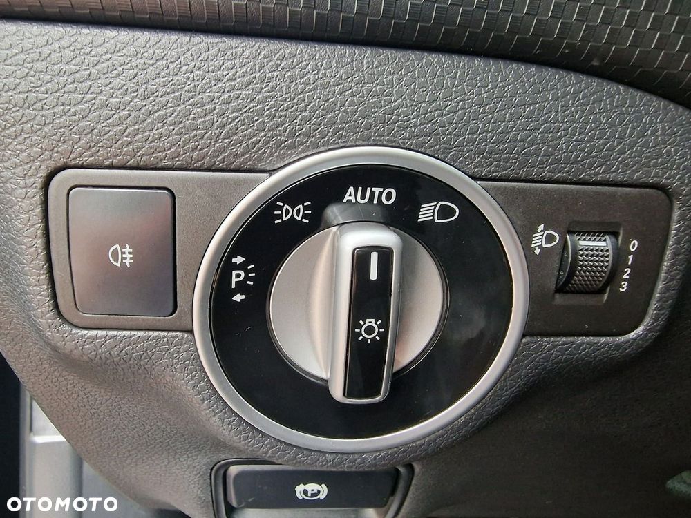 Mercedes-Benz Klasa A 180 (BlueEFFICIENCY) Urban - 35