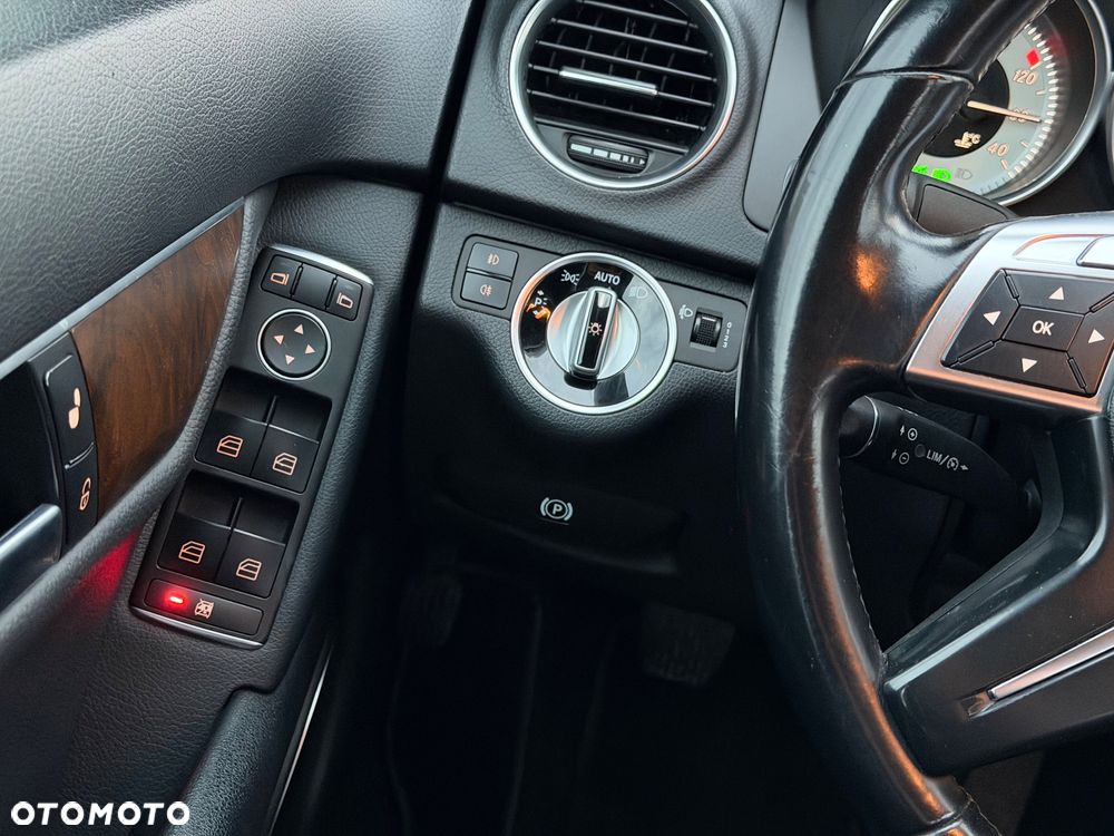 Mercedes-Benz Klasa C 180 CGI BlueEff Elegance - 29