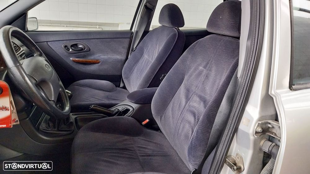 Ford Mondeo 1.6i Ghia - 12