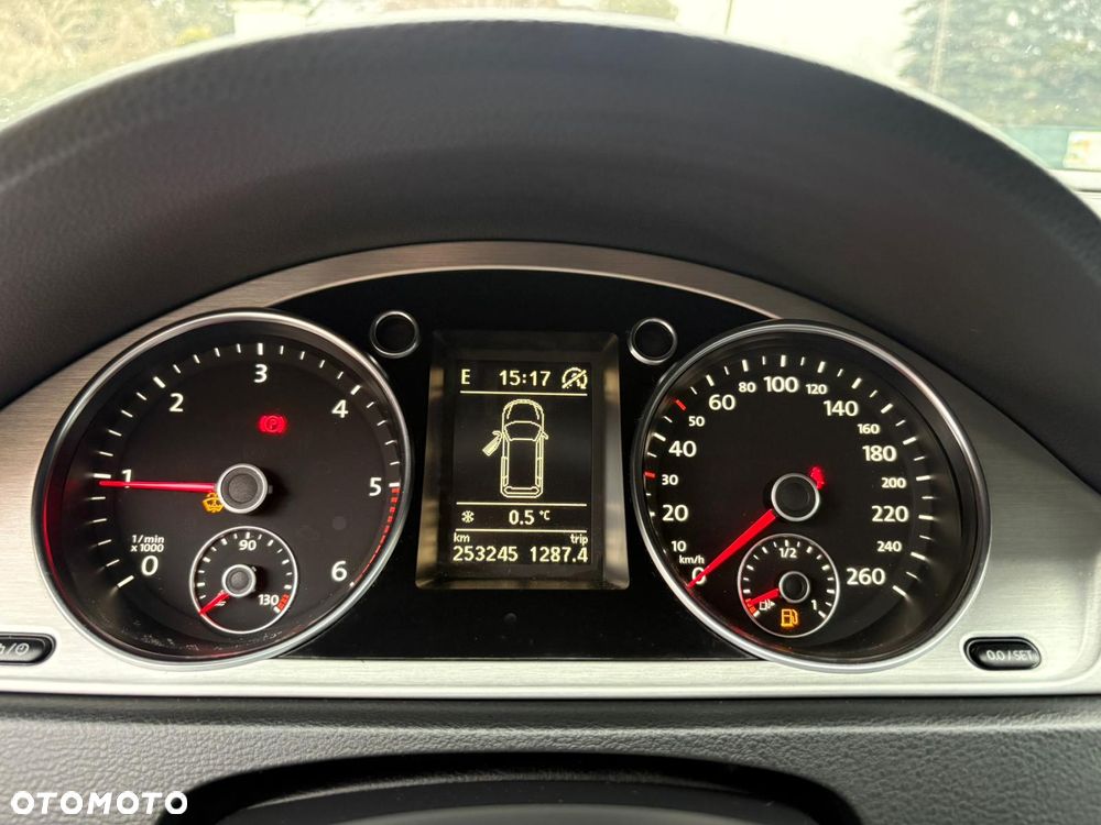Volkswagen Passat 2.0 TDI 4Motion BlueMotion Technol Highline - 16