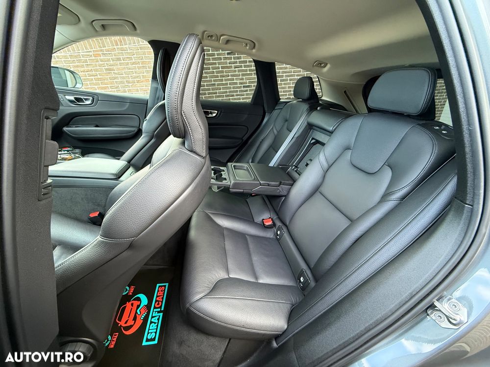 Volvo XC 60 B4 MHEV AWD Momentum Pro - 16