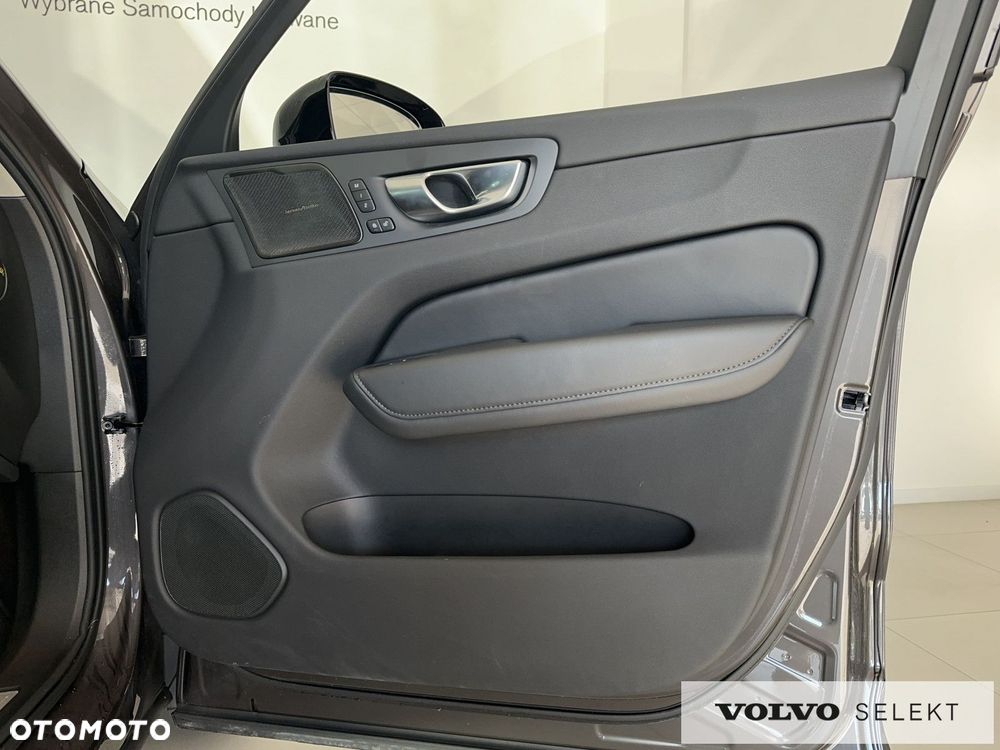 Volvo XC 60 B5 B AWD Plus Dark - 20