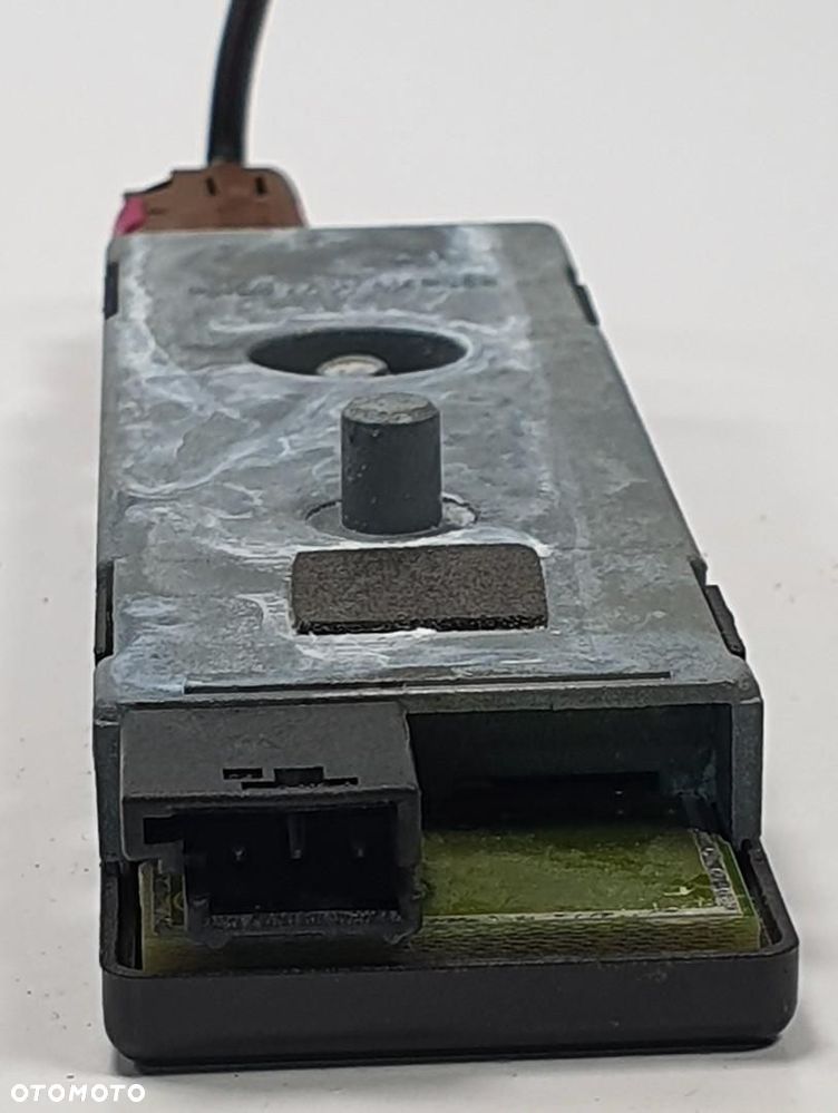 WZMACNIACZ ANTENY MERCEDES W212 A2128202289 - 2