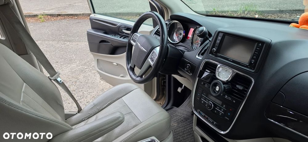 Chrysler Town & Country 3.6 Limited - 16