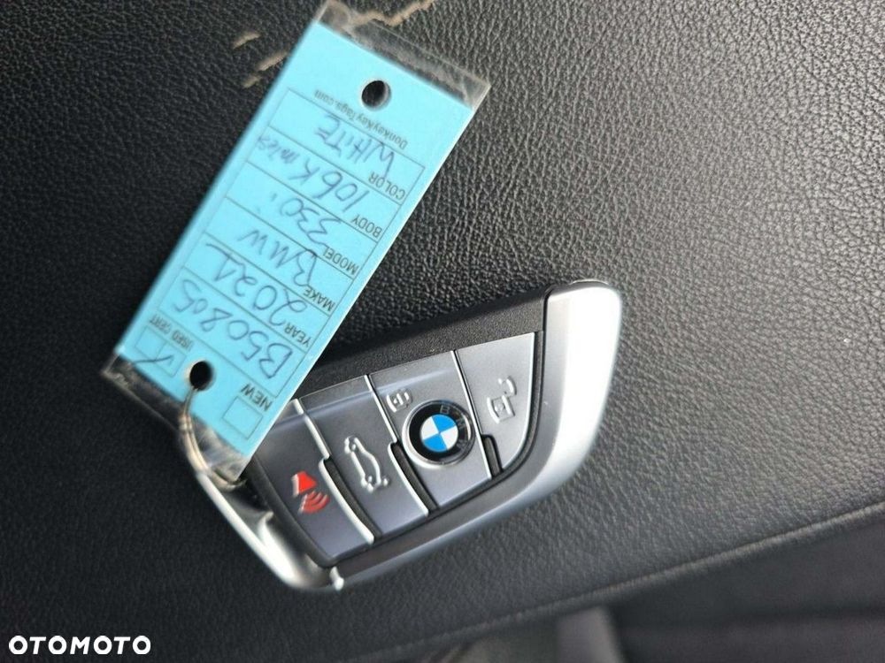 BMW Seria 3 330i M Sport - 13