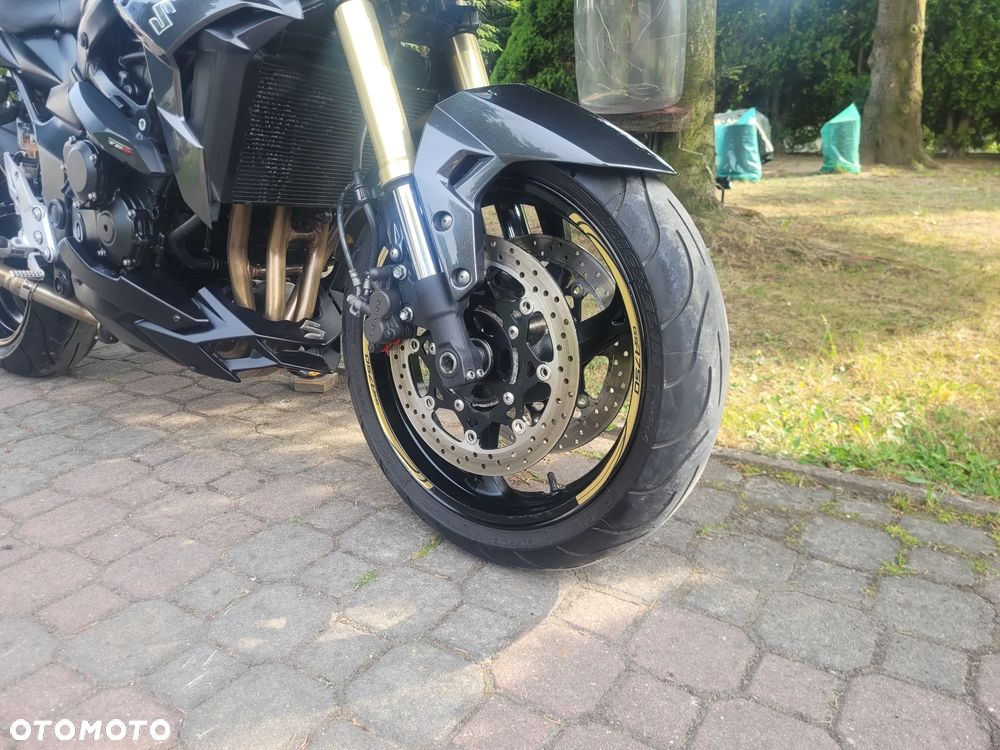 Suzuki GSR - 3