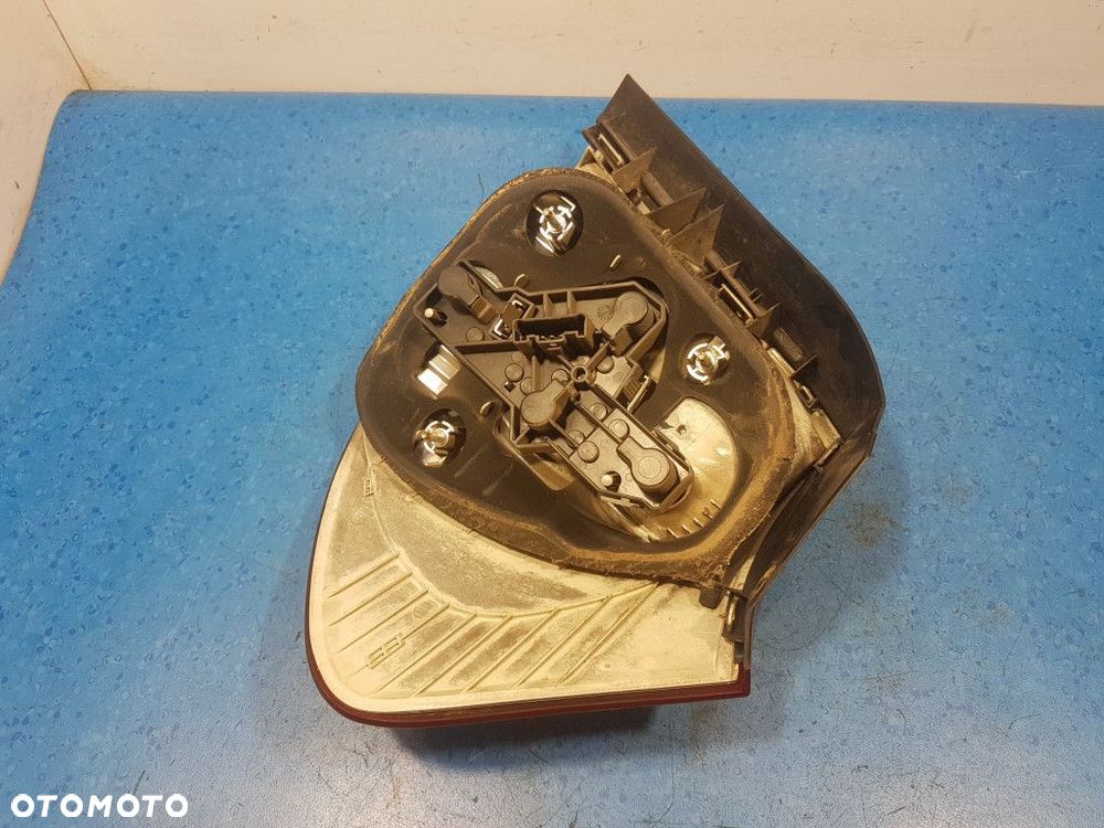 BMW 1 E87  LAMPA TYŁ LEWA ZEWNĘTRZNA - 9