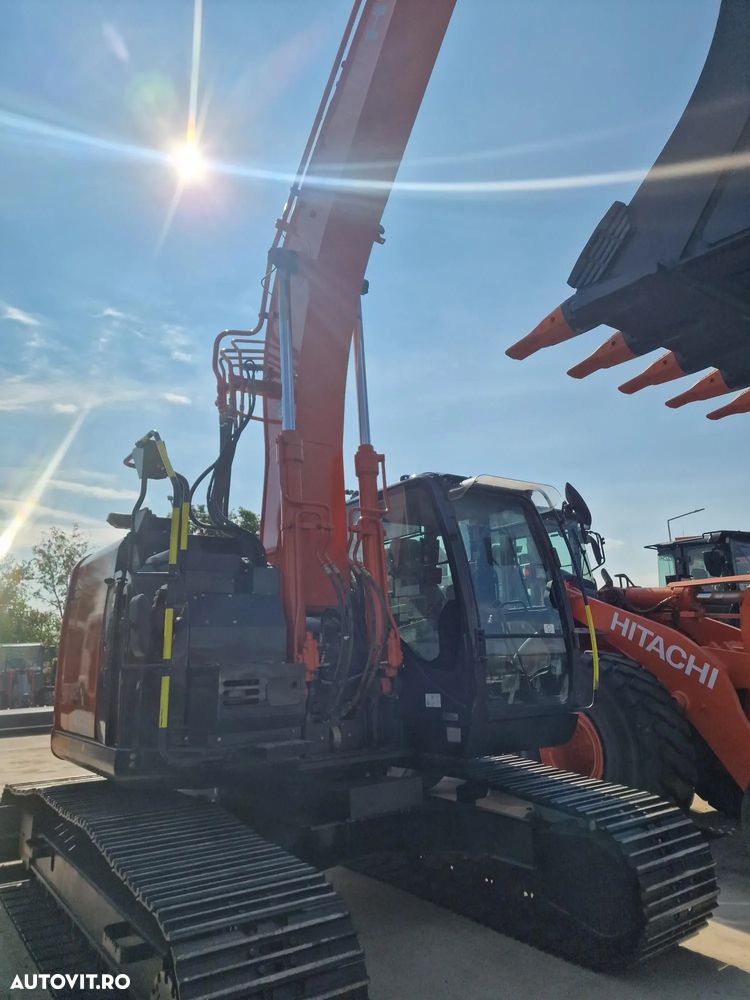 Hitachi ZX225-6, 26,2t, 2021, 2.976h, COMPACT. CUPLA RAPIDA, cupa NOUA, camera spate si laterale, lant 90% ok doar 300h mars, consum mediu 11l/h, ad sapare 7m, motor Isuzu, produs in JAPONIA, revizia efectuata, scaun cu incalzire,CA NOU, PROMOTIE 113.900 EUR - 5