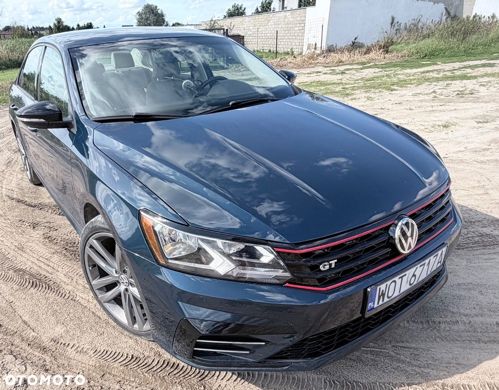 Volkswagen Passat - 1